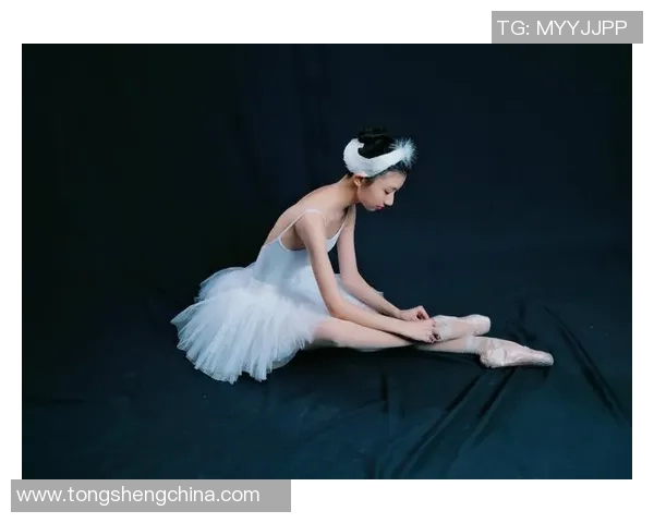 足球明星展现魅力与激情在舞池中跳探戈舞的精彩瞬间