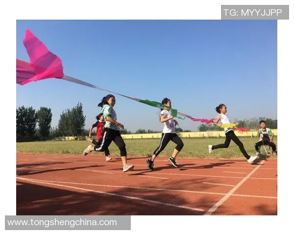 足球明星挑战极限用筷子打球展现独特技艺与幽默风采