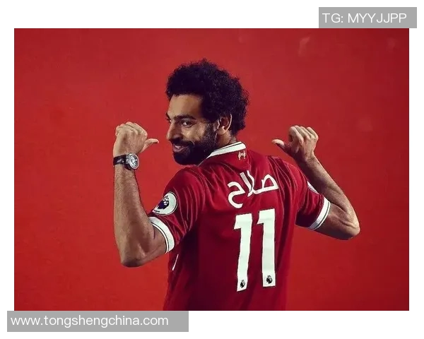 白色头发的足球明星男生展现独特魅力与非凡才华的传奇之路